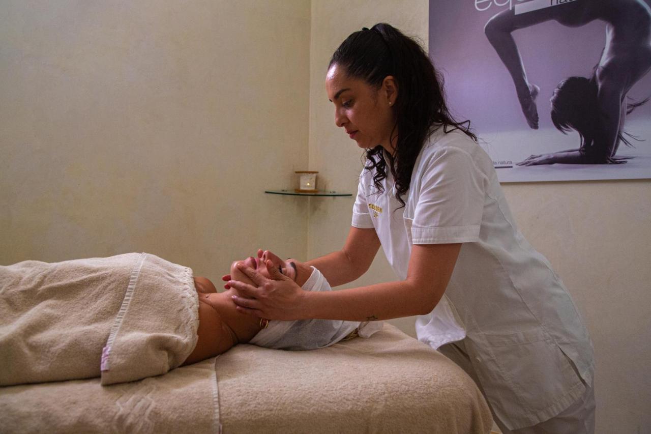 Golden Tower Hotel & Spa Florencia Exterior foto A spa treatment