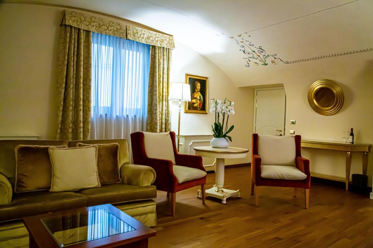 Golden Tower Hotel & Spa Florencia Exterior foto A suite at the Hotel de la Ville