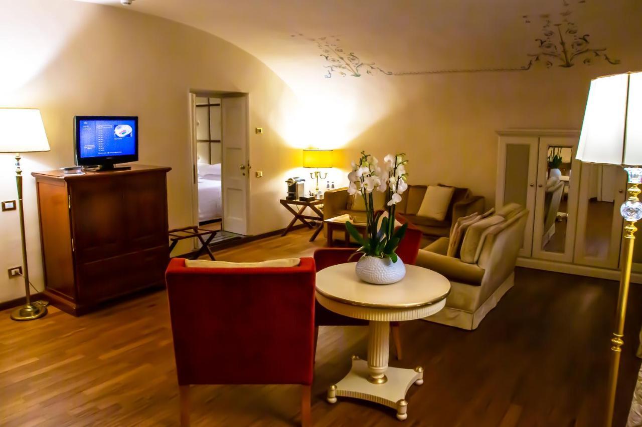 Golden Tower Hotel & Spa Florencia Exterior foto A suite at the Hotel de France