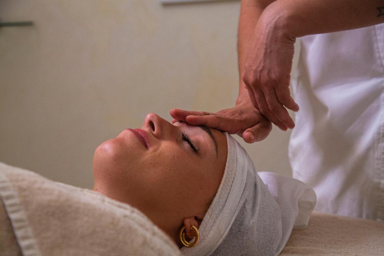 Golden Tower Hotel & Spa Florencia Exterior foto A woman receiving a facial massage