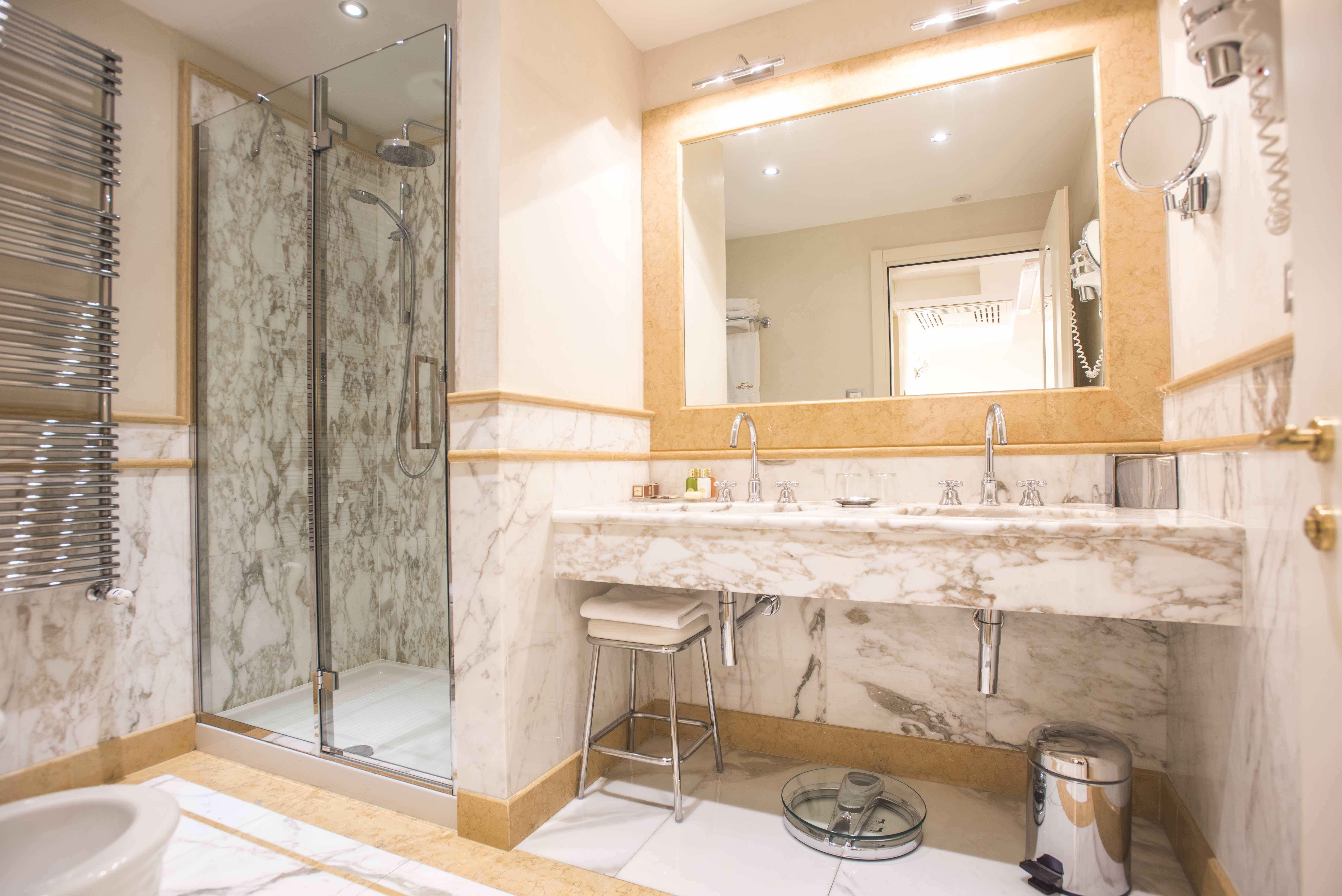Golden Tower Hotel & Spa Florencia Exterior foto A bathroom