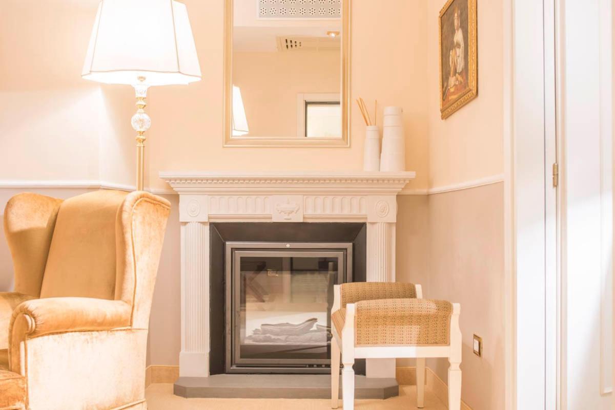 Golden Tower Hotel & Spa Florencia Exterior foto A fireplace in a living room
