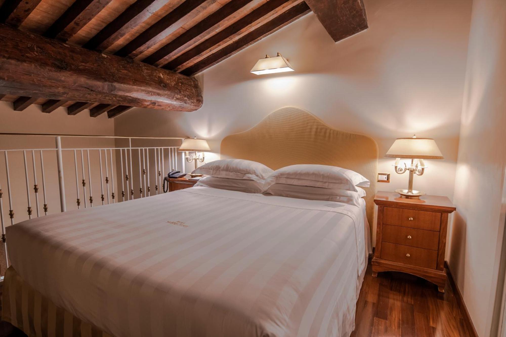 Golden Tower Hotel & Spa Florencia Exterior foto A bedroom at the hotel