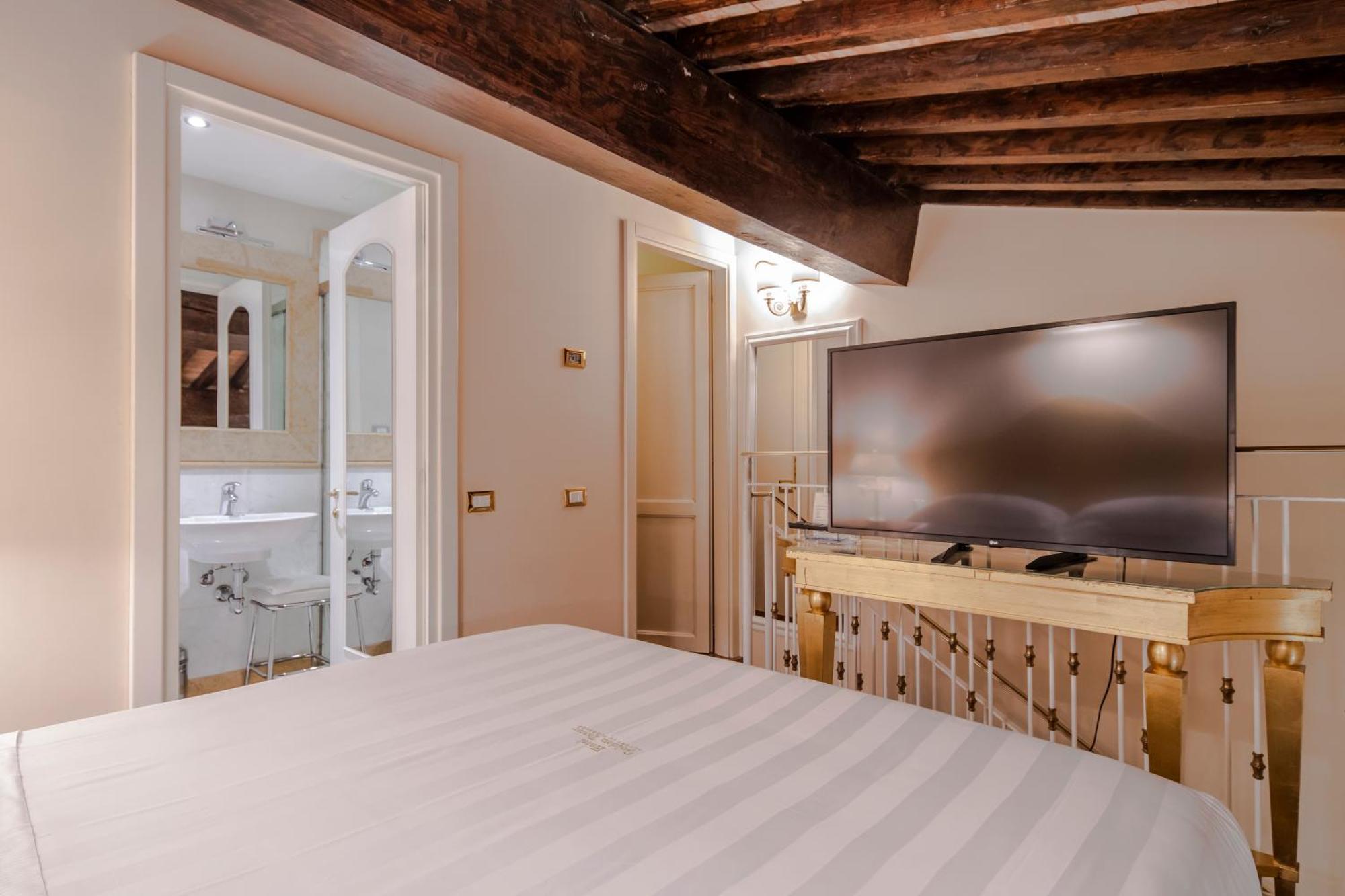 Golden Tower Hotel & Spa Florencia Exterior foto A room at the hotel