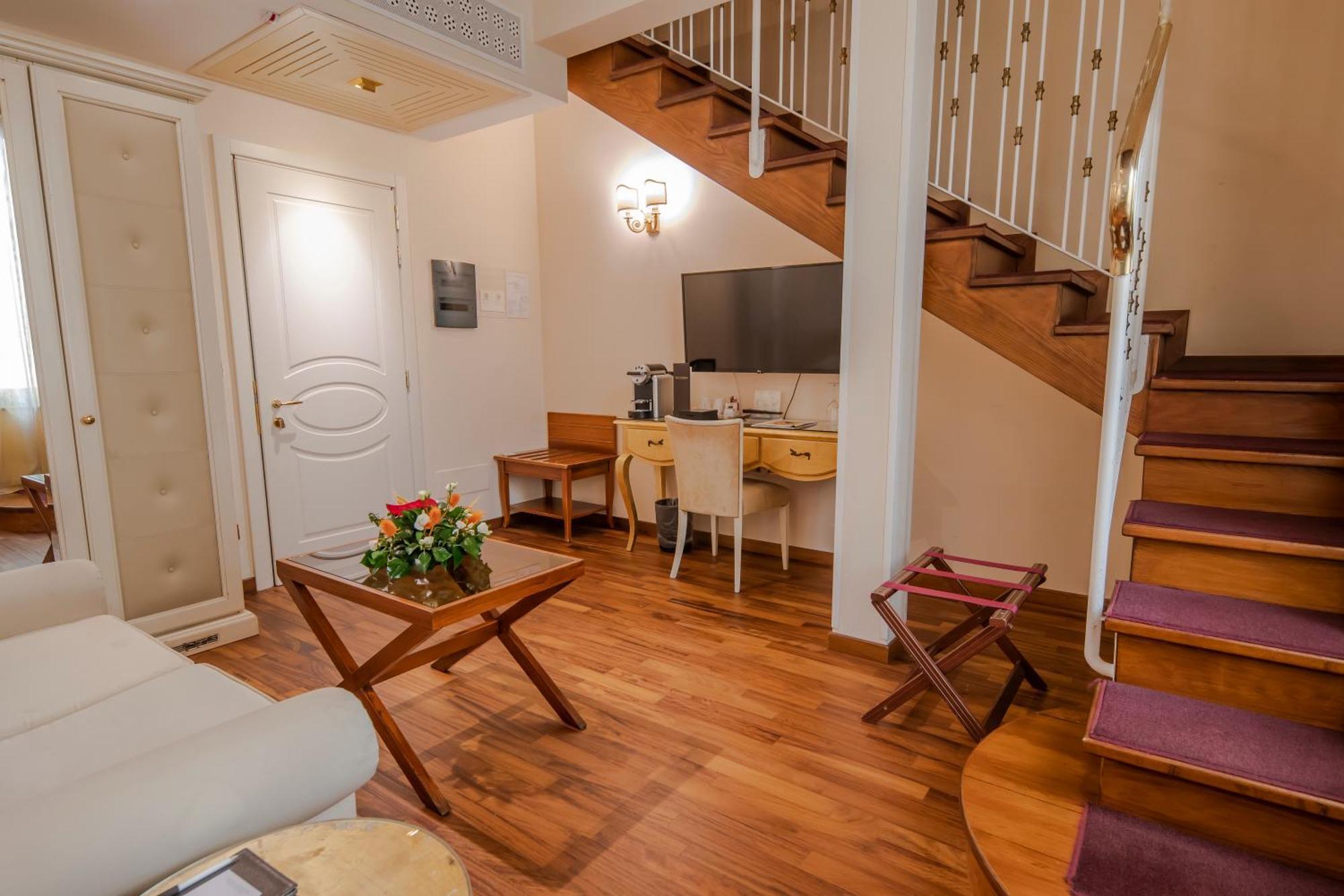 Golden Tower Hotel & Spa Florencia Exterior foto A room at the hotel