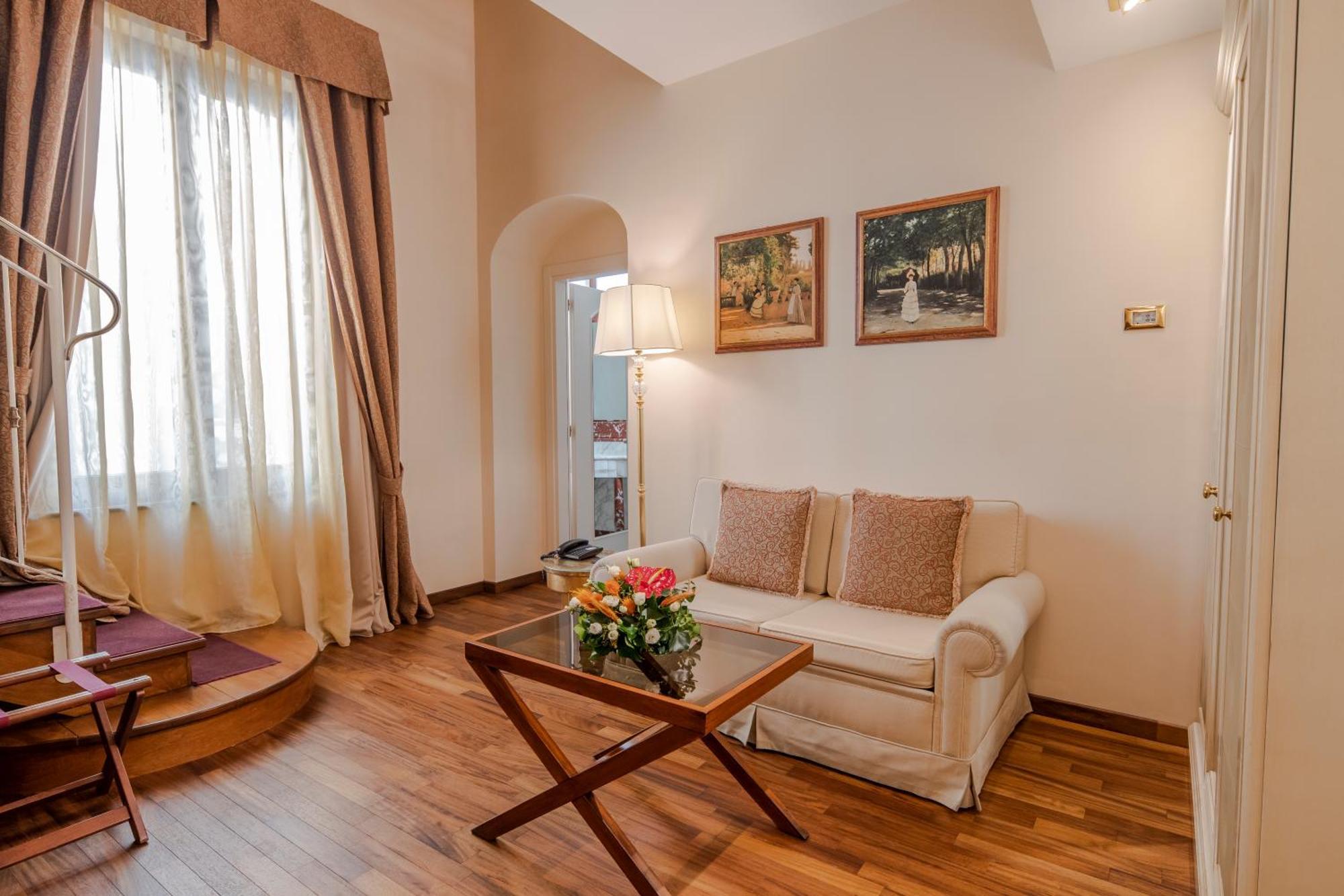 Golden Tower Hotel & Spa Florencia Exterior foto A suite at the hotel