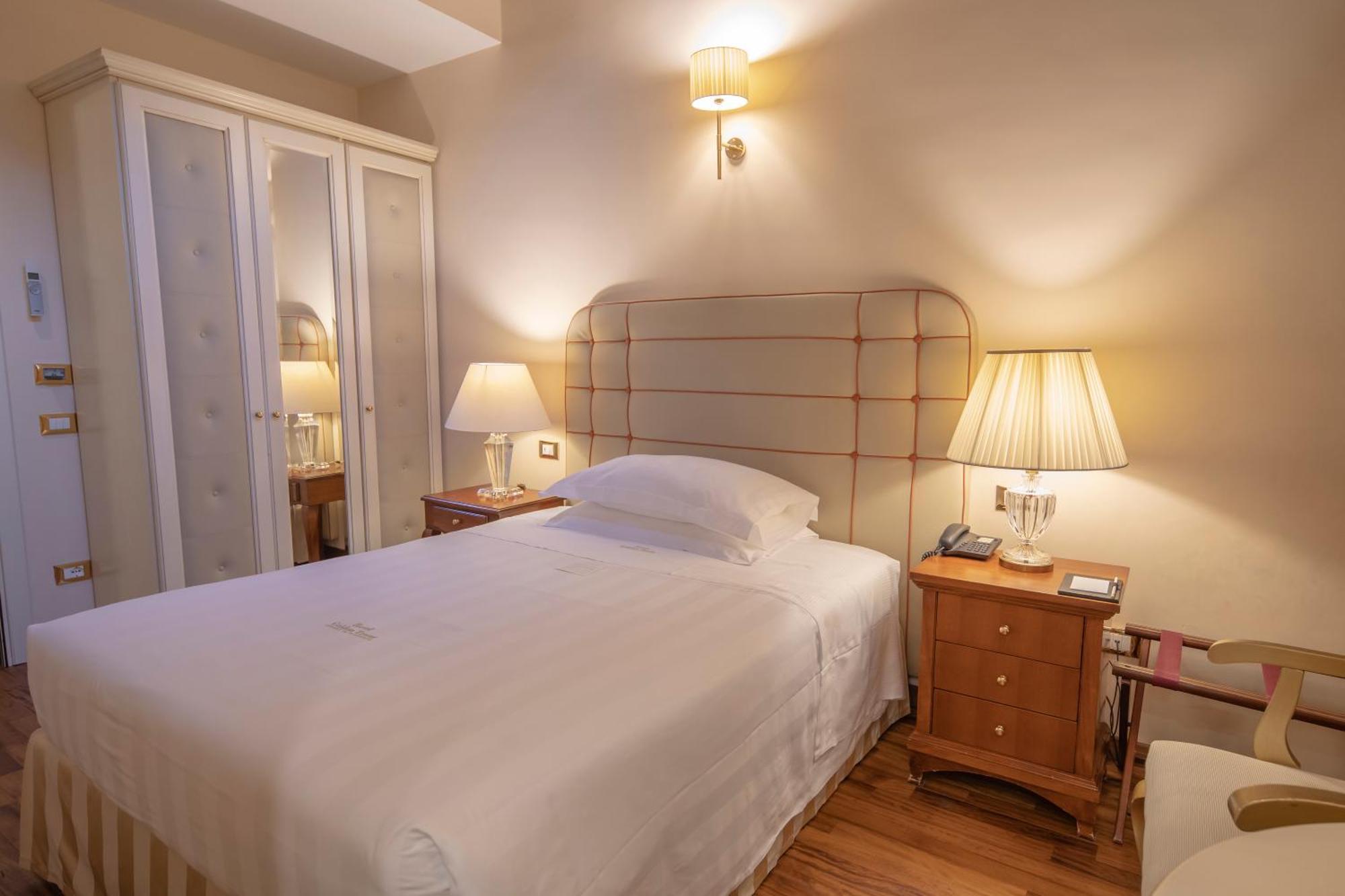 Golden Tower Hotel & Spa Florencia Exterior foto A single room at the hotel