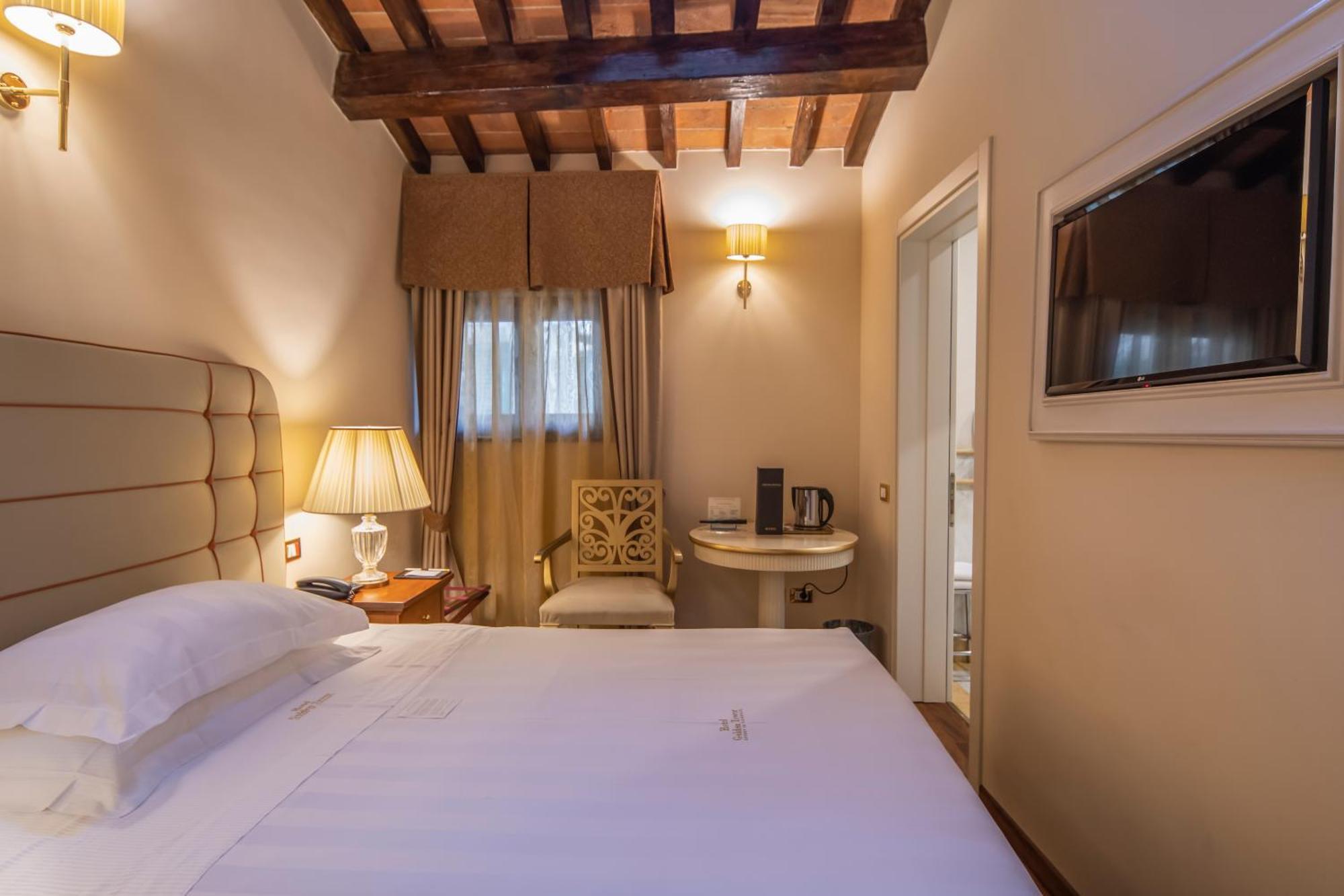 Golden Tower Hotel & Spa Florencia Exterior foto A room at the hotel