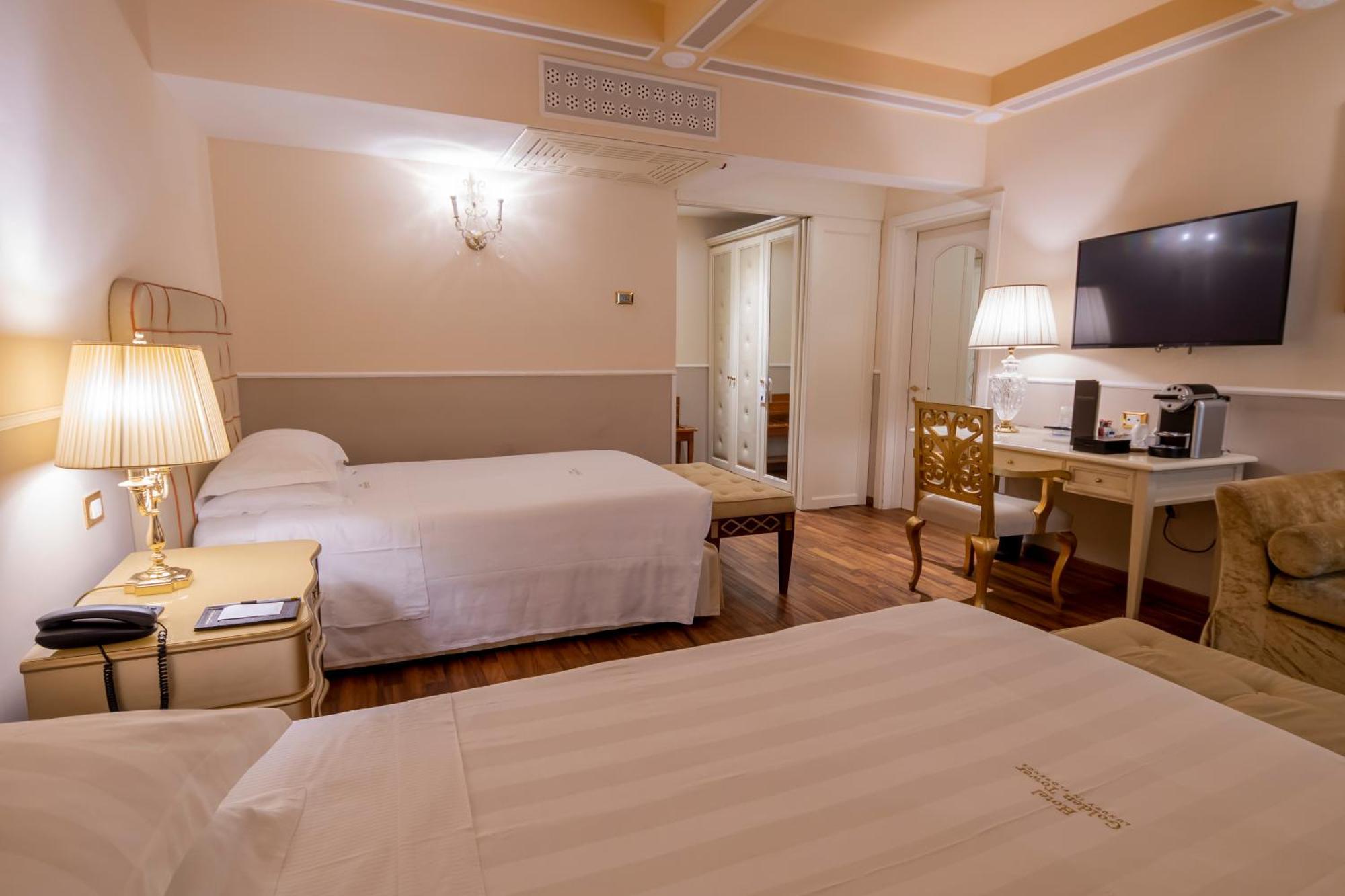 Golden Tower Hotel & Spa Florencia Exterior foto A room at the hotel