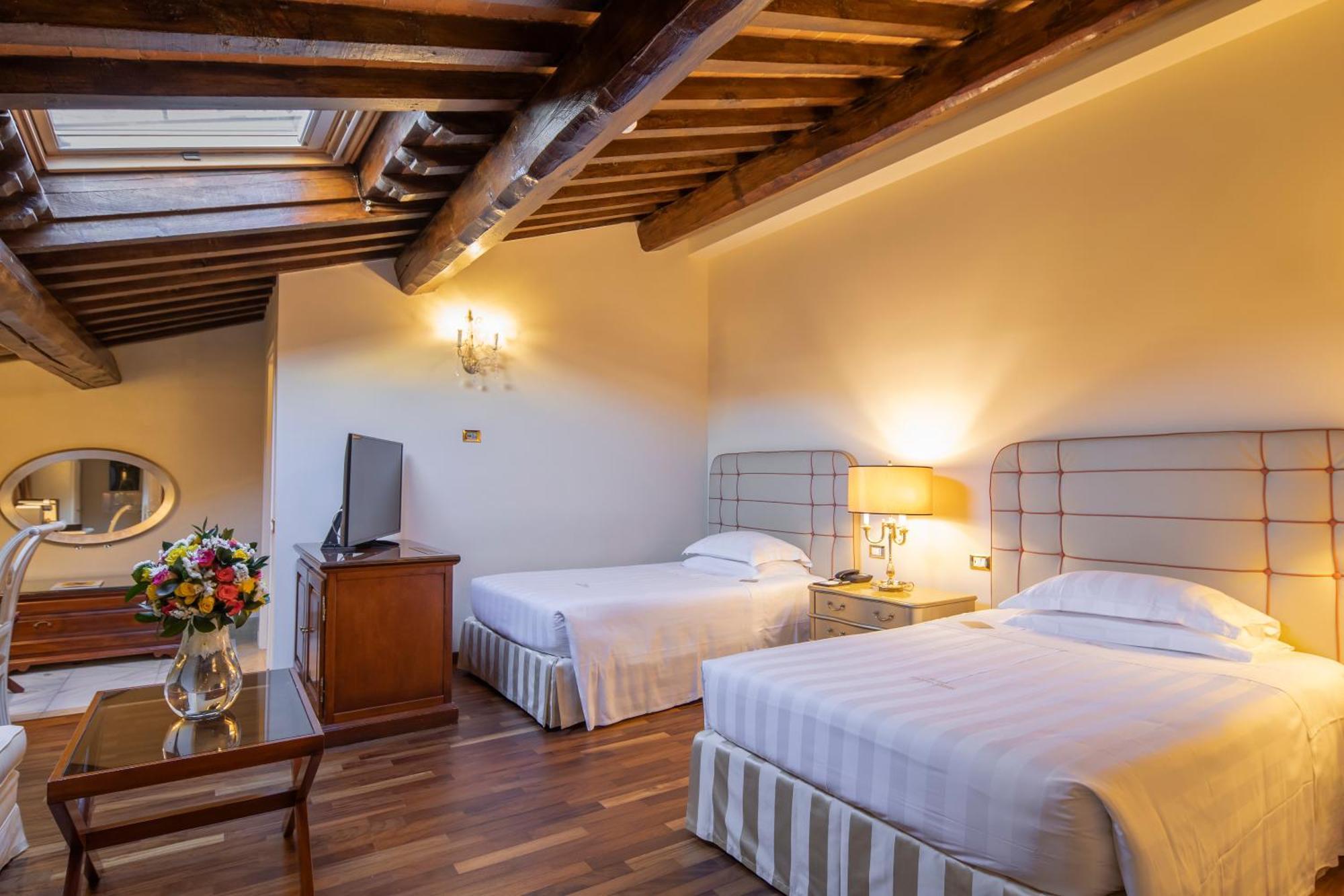 Golden Tower Hotel & Spa Florencia Exterior foto A room at the hotel