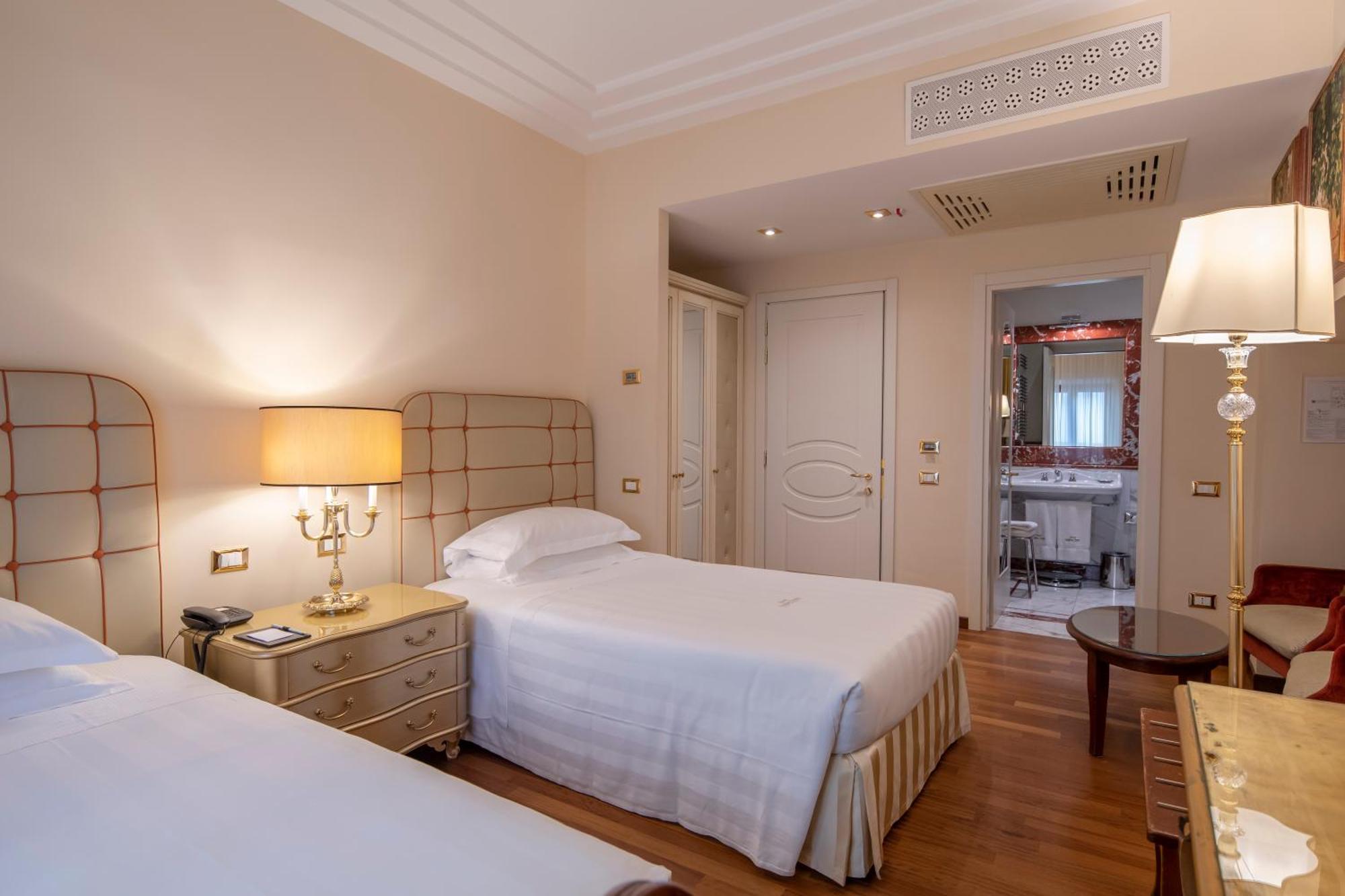 Golden Tower Hotel & Spa Florencia Exterior foto A room at the hotel