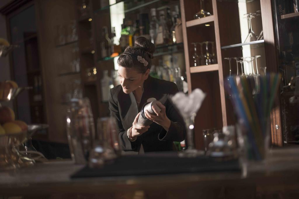 Golden Tower Hotel & Spa Florencia Exterior foto A bartender at work
